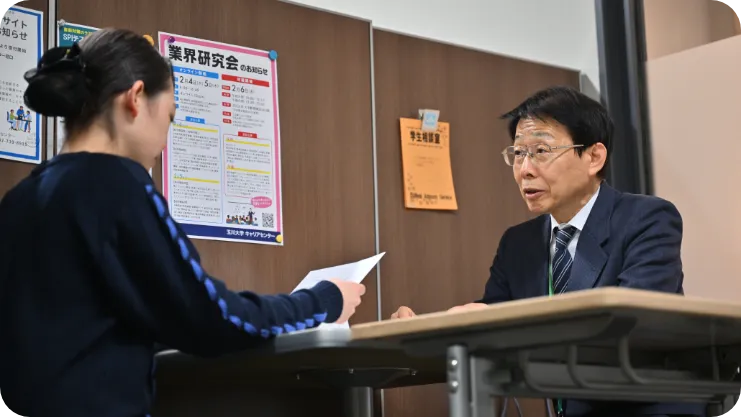 コンサルタントからアドバイスを受ける学生